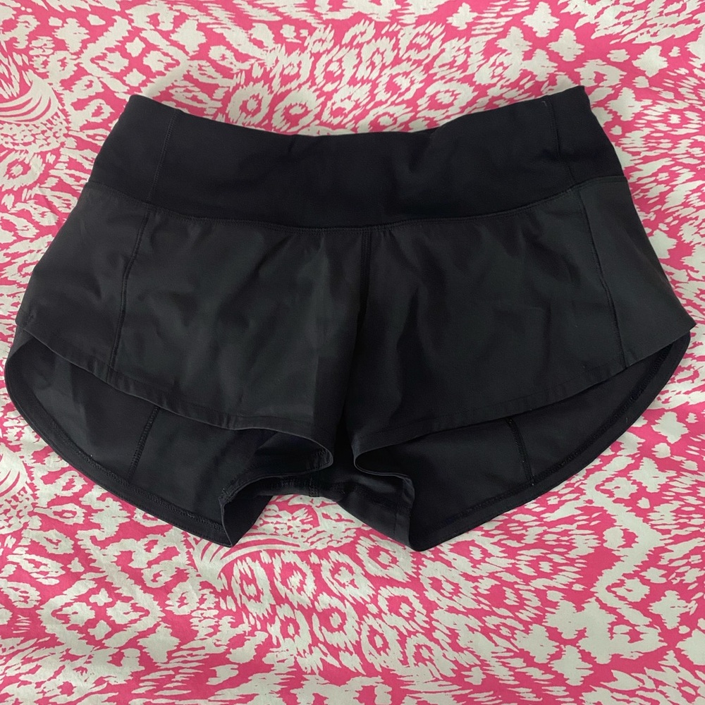 LULULEMON SPEED IT UP SHORT 2.5 in LIKE NEW **